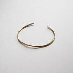 細い槌目のバングル