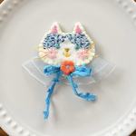 刺繍ブローチ（青リボンネコ）