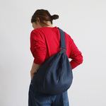 ⁑（送料無料）新作／新色軽量 まぁるいボール ボディバッグ　 クッション入ナイロン×牛革レザーショルダー斜め掛け 紐調節可能 　ネイビーP59A