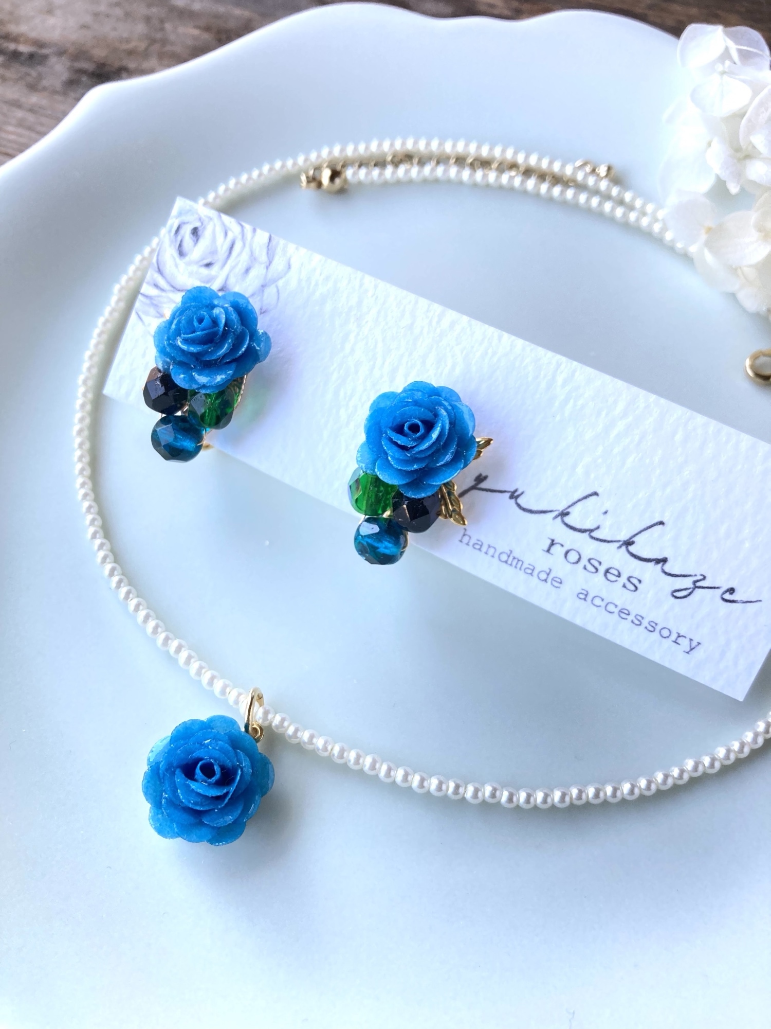 青薔薇とパールのゆれるイヤリング 【ピアスに変更可】【カラー