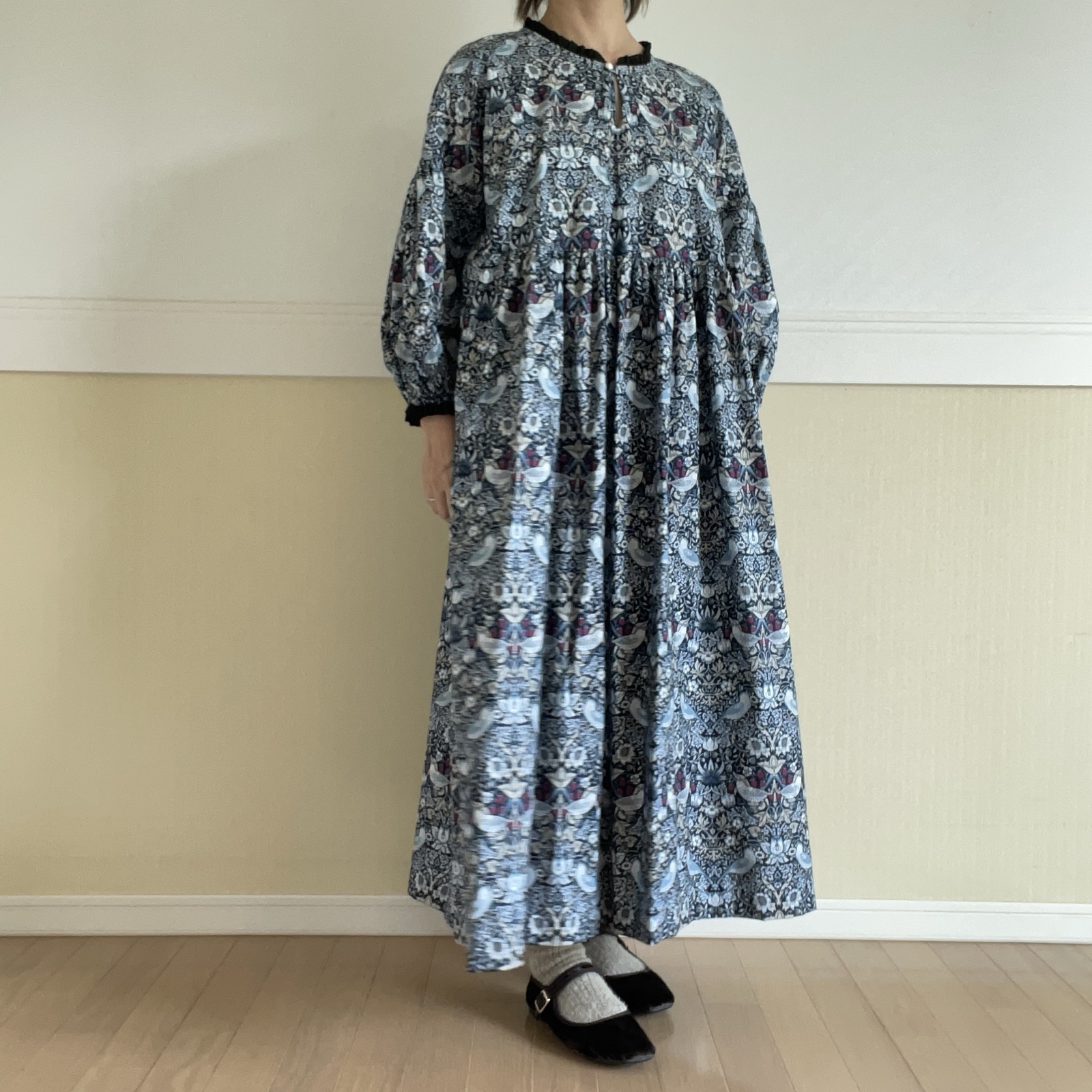 ウィリアムモリス【いちご泥棒】オフショルダーぽわん七分袖ワンピース　#ブラック#ネイビー#七部袖 13,090円