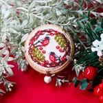 ウソ鳥のクリスマスリース -Joulu- 北欧刺繍くるみボタンブローチ/ヘアゴム