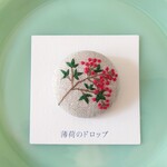 刺繍ブローチ「南天 12月8日」くるみボタン