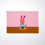 【アウトレット】【約29cm×約20cm】ウサギのランチタイムのランチョンマット（ピンク）
