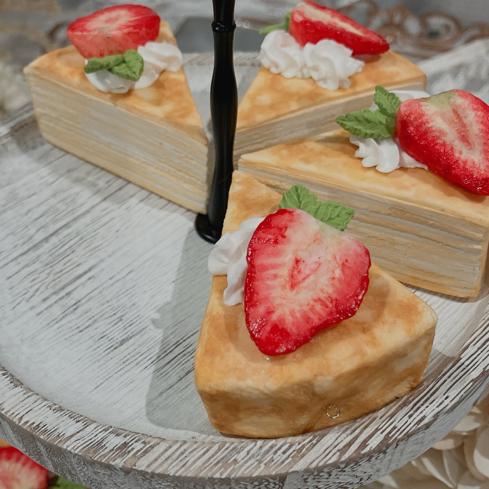 ハンドメイド　チェルシィ　ケーキヘッドドレス ヘッドドレス新作できました🫠 リボンにラインストーンを