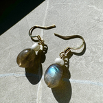 ラブラドライトの楕円ピアス