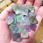 ミックスサイズ計20ｇ 2～4個セット♪ 天然フローライト(蛍石) 八面体 小中大ミックスサイズ アイスや氷砂糖のような可愛いインテリア置き石 天然原石結晶ハンドメイド素材パワーストーン