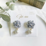 「Gray Flower」つぶつぶビーズ＆スパンコールのピアス/イヤリング  