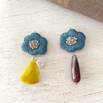【SALE】刺繍フラワーとビーズのアシンメトリーイヤリング／ピアス　N59