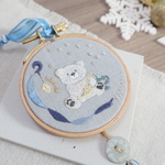 【30％Off】刺繍枠飾り　しろくまさんのおやすみ時間　モフモフお耳