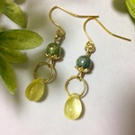 ストライプイエロードロップ×オパークグリーンのピアス/イヤリング