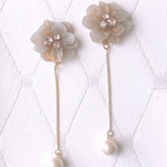 お花とビジューがキラキラ　コットンパール揺れる　ピアス　イヤリング