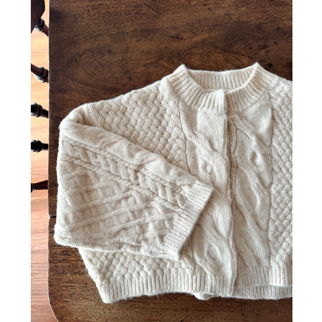 【10月30日までセール】作家RATA アイボリー ケーブル編み ショートニット 10月30日までセール】作家RATA アイボリー ケーブル編み ショート