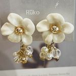 ハンドメイド　ツヤツヤ　大ぶりフラワーカボションピアス　きれいめ　お呼ばれ　2way 春ピアス　豪華