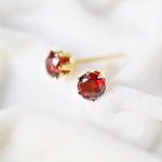 【CZ 4mm】 つけっぱなしOK キュービックジルコニア スタッドピアス レッド