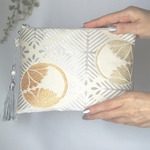 【丸花吉祥紋様】正絹　プラチナ織　帯リメイク　ポーチ