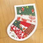182-白 クリスマスブーツのパッチワークキルト　壁やツリーにかけられます。　パッチワークキルト