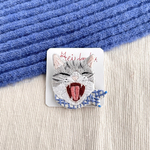 大きなあくび猫の刺繍ブローチ（グレーハチワレ猫）