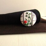 丸窓刺繍ブローチ　椿と竹