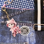 ピンクパーカーのサバトラちゃんお出かけスクーター/大きめアクリル両面プリントチャーム/バッグチャーム/キーホルダー/RUBEN/検索