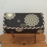 スマホも入る長財布 ショルダー紐付  ラミネート 茶ドイリー