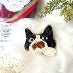 【ビーズ刺繍】かくれんぼハチワレ猫のヘアクリップ