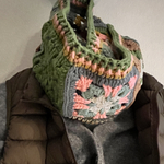 値下げしました！手編みスヌード/グラニースクエア透かし花モチーフ／ピンクグリーン