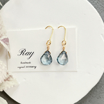  《ミスティックブルークォーツのひと粒ピアス・イヤリング》ころん　ひと粒　こぶり　14kgf 小ぶり　ブルー　ミスティックブルー　青　水色　天然石