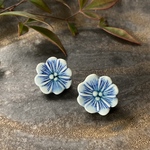 水色のお花のピアス(陶器)／イヤリング ※チタンポスト