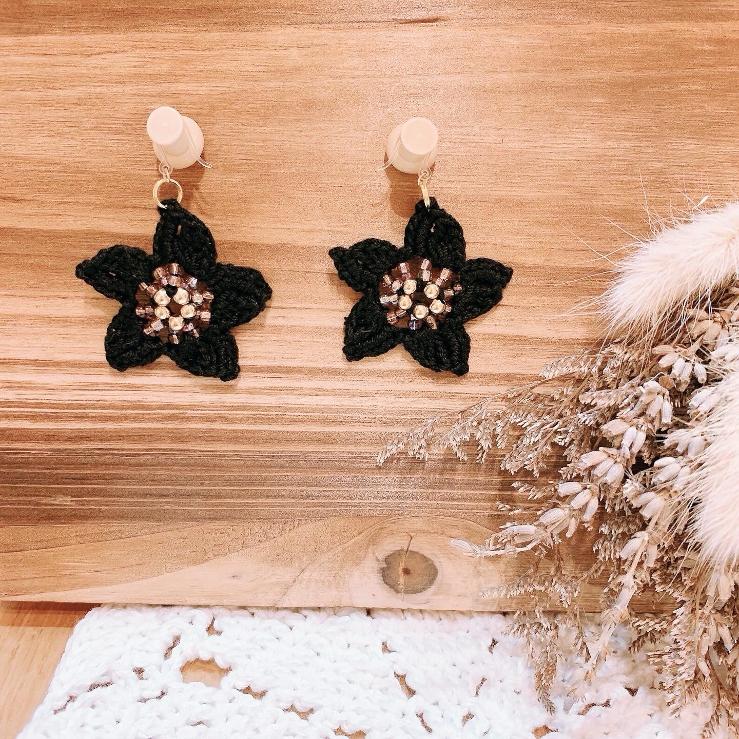 Sisijoia お花ピアスBLACK 黒花 ピアス | Art Jewelry Marble