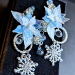 ブルーポインセチア　ピアス　イヤリング　雪の結晶　ディップアート　イヤーカフ　レジン　サージカルステンレス