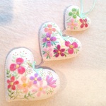 【うれしぃ さまオーダー品】羊毛とフェルトの花刺繍3連ハート