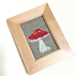 *　幸福のシンボル「ベニテングタケ」のミニ刺繍フレーム
