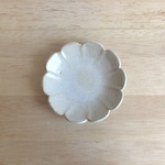 輪花小皿（乳濁）