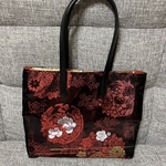 アンズルーム★ハンドメイド★ちょっと豪華な　トートバッグ★ハンドバッグ★着物　帯リメイク★黒赤系　花★A4