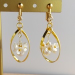ねじれフープと小花のイヤリング・ピアス