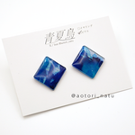 青を重ねた深みのあるピアス