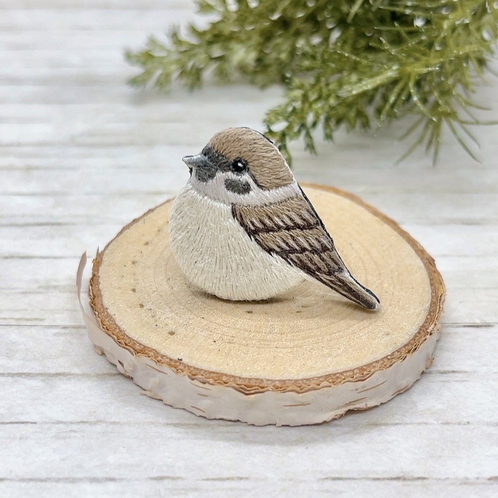 ＊シマエナガちゃんのブローチ＊　刺繍　シマエナガ　鳥　小鳥　雪の妖精　モノトーン Amazon.co.jp: シマエナガちゃんのブローチ＊ 刺繍 鳥 小鳥 雪の