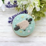 星を泳ぐカモノハシさん　刺繍　マカロンケース