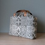 【送料込】ミナペルホネンハンドメイドあおり巾着バッグ（forest tile、beige）
