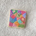 フェルトと刺繍のダーニングブローチ　