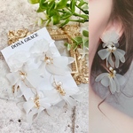 おすすめ商品💖　ホワイトすりガラスフラワー　花びら　パール　ピアス　イヤリング