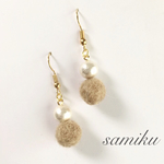 フェルトボールとコットンパールのピアス