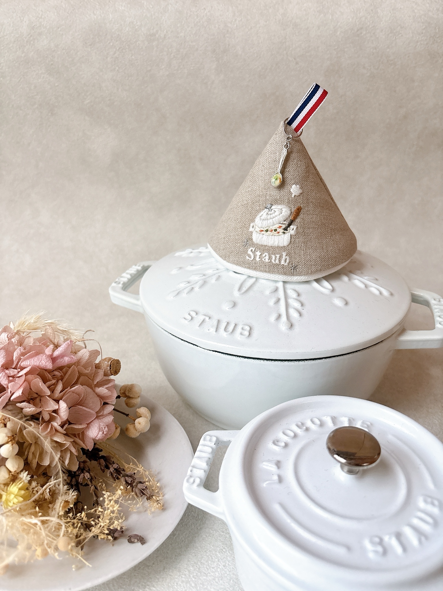 ストウブ鍋つかみ staub 三角鍋つかみ ホワイト シチュー 鍋 キッチン