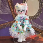 猫のお嬢さん　まつ毛キラキラ✨シマエナガ柄のドレス　星と月のチャーム