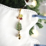 🌲チェコガラスの揺れるクリスマスツリーとベルのチャーム（ペールグリーン）🔔