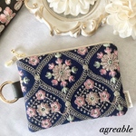 《再販》🥀大人気インド刺繍ポーチ　インド刺繍　ミニポーチ　コスメポーチ　マルチポーチ　ポーチ　カラビナ付き　パールチャーム付き　Mサイズ　濃紺