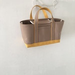 M横長スタイル帆布トート〈グレージュベース×マスタード〉