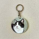 キーホルダー ハチワレ クリスマス 誕生日 猫 刺繍 ワッペン ネコ ねこ 猫柄 アニマル チャーム ペット グッズ プレゼント ギフト 贈り物  EMJOUR エンジュール (or-026)