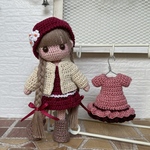 深紅色のワンピの女の子（あみぐるみ着せ替え人形）m64